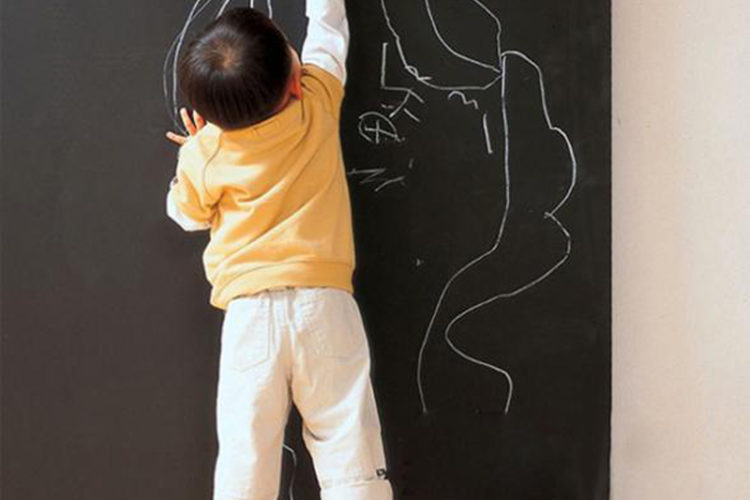 Motor skills and more – Why Kids Should Work on a Vertical Surface